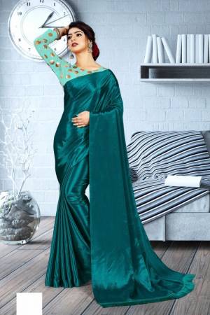 Beautifull Plain Saree Come With Designer Contrast Blouse