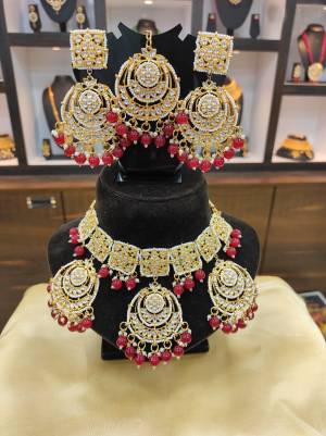Chokar Necklace with Earring and Mangtika 