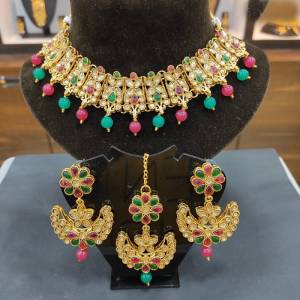 Chokar Necklace with pair Earring and Mangtika