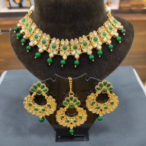 Chokar Necklace with pair Earring and Mangtika