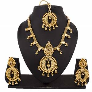 You Will Definitely Earn Lots Of Compliments When You Wear This Attractive Necklace Set In Golden Color Which Can Be Paired With Any Colored Traditonal Attire. Buy This Necklace Set Now.