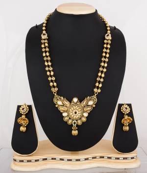 Here Is A Amazing Necklace Set In Golden Color With chain Like Pattern. This Necklace Can Be Paired With Any Colored Traditonal Atire.