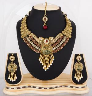 Give An Attractive Look To Your Neckline Wearing This Heavy Necklace Set In Golden Color Beautified With Stone Work All Over It.