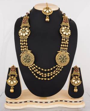 Look Pretty Wearing This Necklace Set In Golden Color Beautified With Stone Work And Multi Layered Chains. Buy This Necklace Set Now.