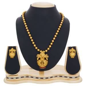 Grab This Pretty Necklace Set In Golden Color Beautified With Stone Work. Its Material Is In Mix Metal Which IS Light Weight And Easy To Carry all Day Long.