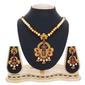 Here Is An Attractive Necklace Set In Golden Color Beautified With Magenta Pink Colored Stones. Pair This Up With Your Pretty Saree In Megenta Pink Color For The Perfect Look.
