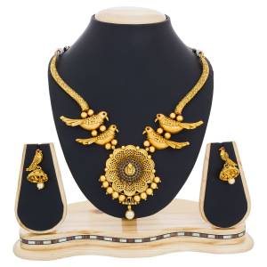 New In Trend, Grab This Bird Crafted Necklace Set In Golden Color Made In Mix Metal. This Will Give A Beautiful Look To Your Neckline And Earn You Lots Of Compliments.