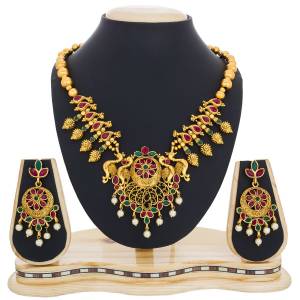 Here Is An Attractive Necklace Set In Golden Color Beautified With Magenta Pink Colored Stones. Pair This Up With Your Pretty Saree In Megenta Pink Color For The Perfect Look.