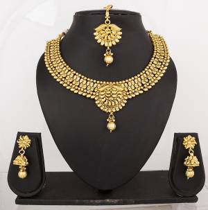 Grab This Heavy Looking Necklace Set In Golden Color.Its Detailed Pattern Will Give A Very Attractive Look To Your Neckline. 