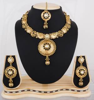 New And Unique Patterned Necklace Set Is Here Which Will Definitely Earn You Lots Of Compliments From Onlookers. This Can Be Paired With Any Colored Traditonal Attire. 