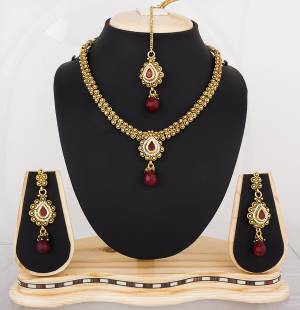 Very Lovely And Elegant Looking Nacklace Set Is Here In Golden color Beautified With Maroon Colored Stones. Its Thin Chain Gives An Elagant Look To Your Neckline. Buy Now.