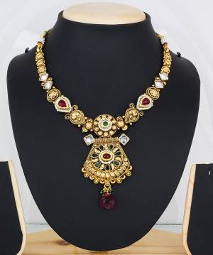 Grab This Heavy Looking Necklace Set In Golden Color.Its Detailed Pattern Will Give A Very Attractive Look To Your Neckline. 