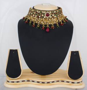 Grab This Beautiful And Attractive Choker Necklace In Golden Color Which Can Be Paired With Banarasi Saree And Any Traditional Attire.
