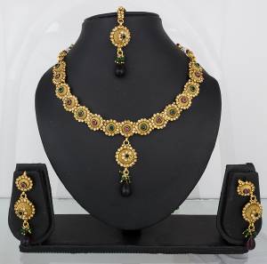 Grab This Heavy Looking Necklace Set In Golden Color.Its Detailed Pattern Will Give A Very Attractive Look To Your Neckline. 