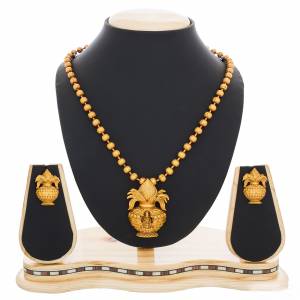Very Elegant Looking Patterned Nekclace Set Is Here In Golden Color Beautified With White Colored Stones And Pearl. It Is Light Weight And Can Be Paired With Elegant Or Preferably Plain Traditional Attire. 