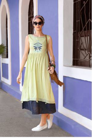 Be It Your College, Office Or For An Outing, Here Is A Perfect Kurti That You Can Wear Anywhere. Grab This Lovely Kurti In Pastel Green And Navy Blue Color Fabricated On Soft Cotton. It Is Beautified With Thread Work Over Its Yoke. Buy Now.