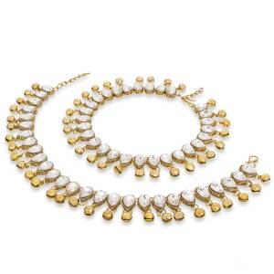Here Is An Attractive Anklet Set In Golden Color Beautified With White Colored Stones. It Is Light Weight, Durable And easy To Care For.