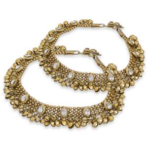 Quite Heavy Looking Anklet Set Is Here In Golden Color Beautified With White Colored Stones. This Anklet Set Is Light Weight And Can Be Paired With Any Traditional Attire. Buy Now.