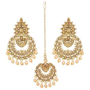 Simple and Elegant Looking Earrings Set Is Here With A Maang Tika. It Is In Golden Color And Can Be Paired With Any Colored Traditional Attire.