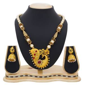 Make Your Simple Attire Look More Heavy Pairing It Up With This Beautiful Necklace Set In Golden Color.