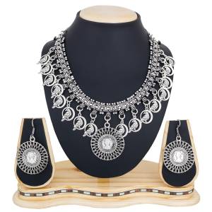 Make Your Simple And Plain Kurti Look Attractive And Heavy With This Silver Colored Necklace Set. This Lovely Necklace Set Looks More Elegant With Plain Attires Instead Of That Printed One.