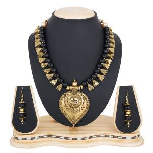 Give An Elegant Look To Your Neckline With This Beautiful Necklace Set Beautified With Black Colored Motis.