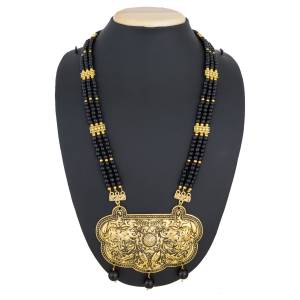 New Patterned Beautiful Necklace Is Here In Pendant Pattern. This Pretty Necklace Goes With Any Style And Attire. It Is Light Weight So It Is Easy To Carry Throughout The Gala.