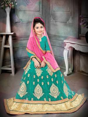 Make Your Girl Look Preetiest Of All With This Designer Lehenga Choli In Sea Green Color Paired With Contrasting Pink Colored Dupatta. Its Blouse Is Fabricated On Art Silk Paired With Net Fabricated Lehenga And Dupatta. 