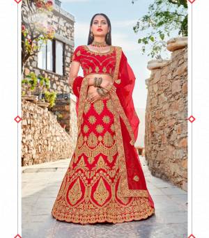 Adorn the Pretty Angelic Look Wearing This Heavy Designer Lehenga Choli In Red Color Paired With Red Colored Dupatta. Its Blouse And Lehenga Are Fabricated On Satin Silk Paired With Net Fabricated Dupatta. It Is Beautified With Heavy Jari Embroidery And Stone Work. Buy This Lehenga Choli Now.