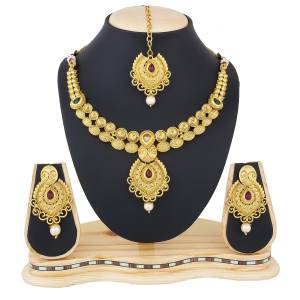 Here Is A Perfect Necklace Which Goes with Any Colored Banarasi Silk Saree. This Necklace Set Will Enhance The Look Of Your Simple Saree And Give An Attractive Look To It.