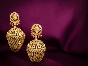 Here Is A Beautiful Earrings Set With Attractive And Detailed Jhumka Pattern In Golden. These Earring will Definitely Earn You Lots Of Compliments From Onlookers. Buy Now.