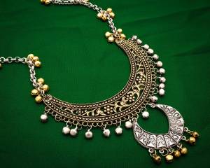 Give A Heavy Look To Your Simple And Plain Kurti By Pairing It Up With This Beautiful Necklace In Silver And Golden. This Necklace Can Be Paired With Any Colored Attire. 