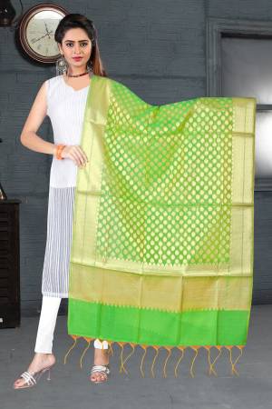 This Festive Season Give An Enhanced Look To Your Simple Suit With This Dupatta In Green Color Fabricated On Banarasi Art Silk. This Dupatta Is Light Weight And Easy To Carry All Day Long.