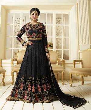 For A Bold And Beautiful Look, Grab This Designer Floor Length Suit In Black Color. This Designer Semi-Stitched Suit Is Fabricated On Georgette Paired With Santoon Bottom And Chiffon Dupatta. It Has Attractive Contrasting Embroidery With Floral Satin Inner.