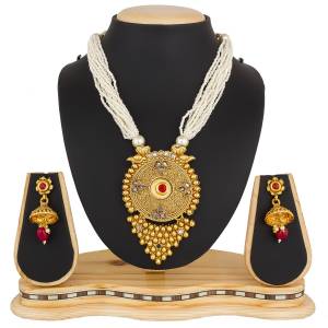 For A Royal Heavy Look, Grab This Beautiful Necklace Set In Golden Color Beautified With Pink Colored Stone Work. This Necklace Set Can Be Paired With Any Contrasting Colored Attire And Best Suits On Silk Saree.