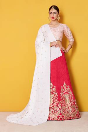 Featuring a blush peach color blouse intricate in zari and heavily worked in dori comes along with flower and leafs designed in zari and sequins giving a prefect look to your mehendi ceremony. It comes along royal white cotton linen blend dupatta.