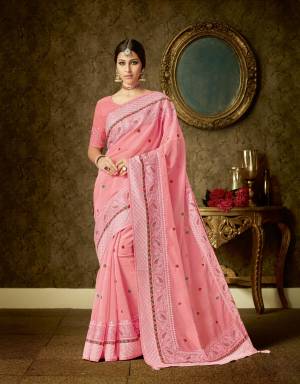Look synonymous to luxury and perfection with a classical approach in this gorgeous pink saree with paisley embroidery . 