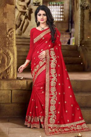 Adorn the Angelic Look Wearing this Designer Silk Saree In Red Color Paired With Red Colored Blouse. This Saree And Blouse are Fabricated On Art Silk Beautified With Jari Embroidery In Peacock Motifs. Buy This Saree Now. 