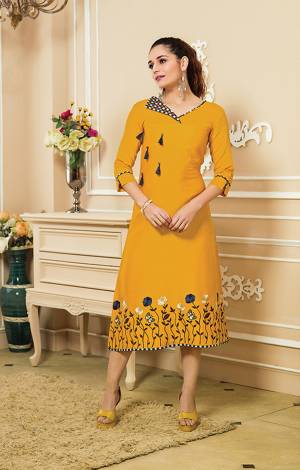 For Festive Feels, Grab This Elegant Looking Readymade Kurti In Yellow Color Fabricated On Cotton. It Has Unique Pattern Than Other Which Will earn You Lots Of Compliments From Onlookers.