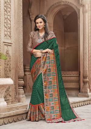 Grab This Pretty Saree Fot Youtr Semi-Casual Wear In Dark Green Colored Blouse Paired With Contrasting Grey Colored Blouse. This Saree Is Fabricated On Linen Paired With Satin Blouse. Buy This Printed Saree. 