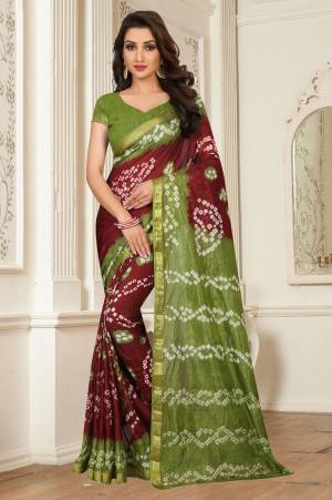 For A Royal Look, Grab This Beautiful Bandhani Printed Saree In Maroon And Green Color Paired With Green Colored Blouse. This Saree Is Fabricated On Tafeta Silk Paired With Art Silk Fabricated Blouse. Buy This Saree Now.