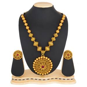 For An elegant And Simple Look, Grab This Pretty Necklace Set In Golden Color Beautified With Pink Colored Stone Work, It Can Be Paired With Any Contrasting Ethnic Attire.