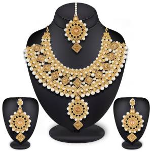 For A Heavy Royal Look, Grab This Beautiful Necklace Set With A Pair Of Earrings And Maang Tika. This Necklace Set Can Be Paired With Any Colored Heavy Traditonal Attire. Buy This Necklace Set Now.