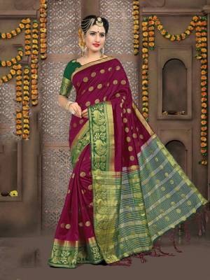 New Dark Shade Is Here With This Silk Based Saree In Magenta Pink Color Paired With Contrasting Dark Green Colored Blouse. This Saree And Blouse Are Fabricated On Art Silk Beautified With Weave All Over.