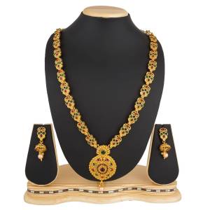 Here Is An Elegant Looking Necklace Set In Golden Color Which Is Light Weight And eAsy To Carry Through Ou The Gala. Also This Can Be Paired With Suit, Silk Saree Or Lehenga. 