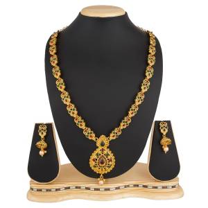 Here Is An Elegant Looking Necklace Set In Golden Color Which Is Light Weight And eAsy To Carry Through Ou The Gala. Also This Can Be Paired With Suit, Silk Saree Or Lehenga. 