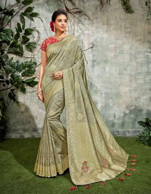 Made for an ultra-classy look with a hint of vibrant, makes this saree befitting for a
placid taste.