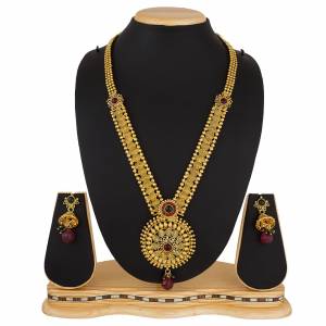 Another Lovely Designer Necklace Set Is Here In Long Pattern. It Is Paired With Pretty Earrings Set In Golden Color. It Is Light In Weight And IS Easy To Carry Throughout The Gala.
