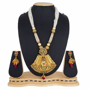 Another Lovely Designer Necklace Set Is Here In Long Pattern. It Is Paired With Pretty Earrings Set In Golden Color. It Is Light In Weight And IS Easy To Carry Throughout The Gala.