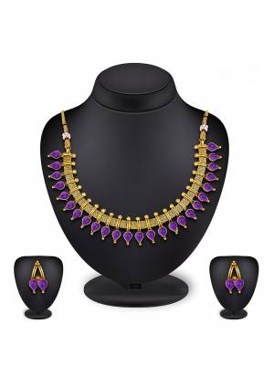 Grab this Pretty Necklace Set In Golden Color Which Gives A Rich And Elegant Look To Your Neckline. This Necklace Set Can Be Paired With Or Any Contrasting Colored Attire. Buy Now.